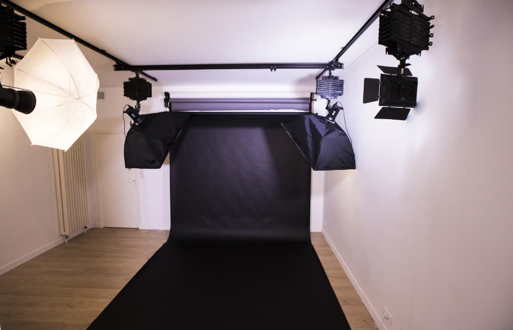 Plateau du studio vidéo à Paris 20e, prêt pour un tournage